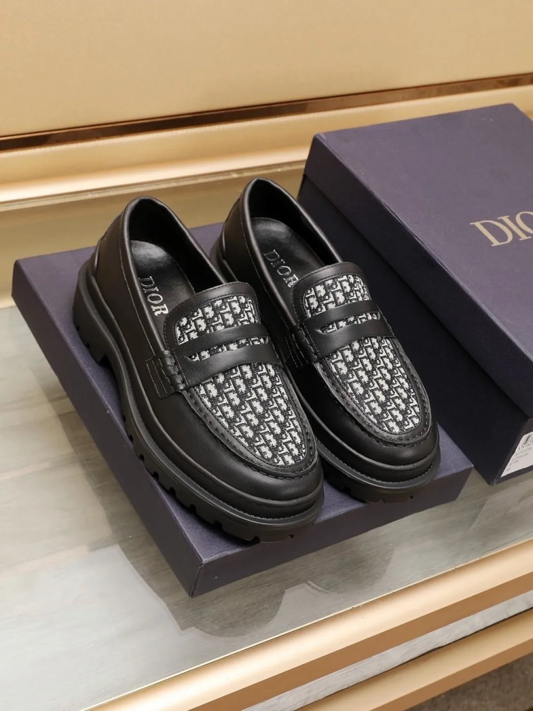 Factory P460💰[Dior] men's classic Loaf leather shoes🇺🇸 are on sale at the same time, original Italian brand · brand totem cloth sewn with brand cloth label · paired with calfskin · (high-end, extravagant and classy) exquisite workmanship (original lining) sole: original factory special rubber concave and convex outsole ⚠️ outsole. Comfortable, wear-resistant, non-slip, real shot 🎬 Can be worn with casual clothes or suits. Size: 38-44 (46.46 customized)